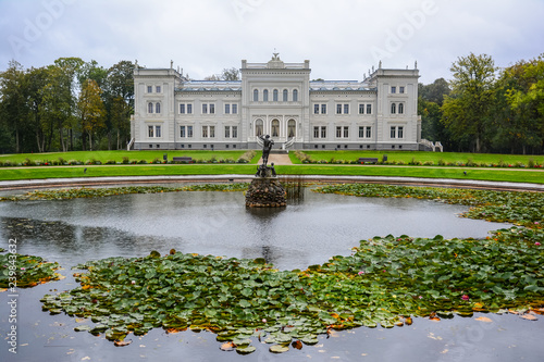 Foto Manor house, palace with park of Duke Oginskis in Plunge, Lithuania