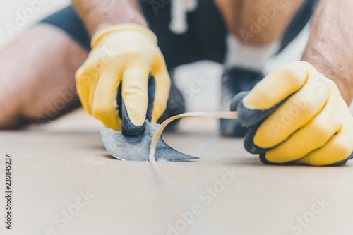 Fotografía How to heat welding vinyl floor with heat gun - Quarter moon spatula trimming kn