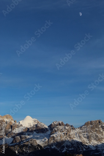 Montagna In Primo Piano Con La Luna In Cielo Verso Sera