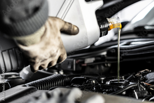 Moztorolwechsel Mechaniker Fullt Den Motor Mit Ol Nach Olwechsel In Der Kfz Werkstatt Mechanic Fills Up The Engine With Engine Oil Buy This Stock Photo And Explore