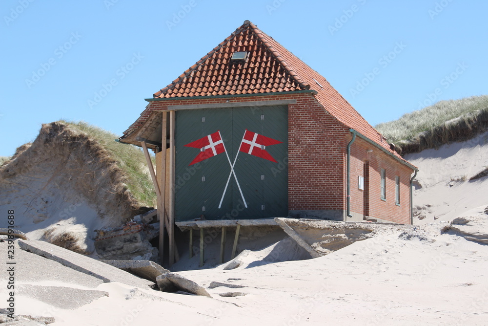 Vom Meer Unterspultes Haus Am Strand Von Loekken In Danemark Foto