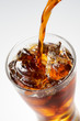 © kai - グラスにアイスコーヒーを注ぎ入れる