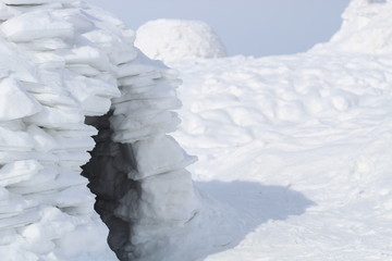 Wall Mural - entrance to the snow cave - Igloo eskimo house