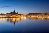 Fototapeta Miasto - Night view of Danube river in Budapest featuring Hungarian Parliament