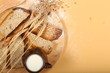 тесто для хлеба колосья пшеницы и мука лежат на столе 