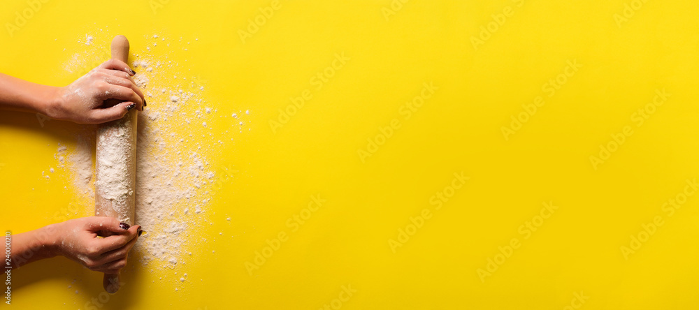 Baking flat lay with rolling pin, flour on yellow paper background. Bake menu, recipe, homemade pastry concept. Top view. Banner with copy space for your text - obrazy, fototapety, plakaty 