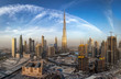 Blick auf die Skyline der Business Bay in Dubai mit den mmodernen Wolkenkratzern bei Sonnenuntergang