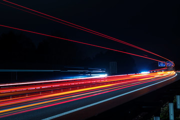 Verkehr auf einer deutschen Autobahn bei Nacht