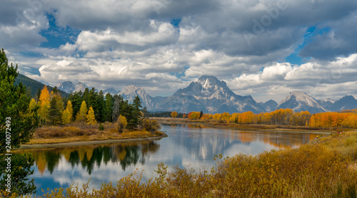 Fotografía Alpine lake and colorful trees with reflection and mountain landscape