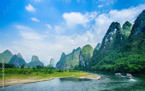 Fotografía Mountains and river scenery with blue sky