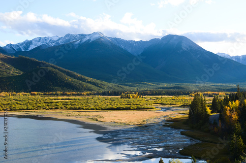 秋のカナディアンロッキー 夕方のバーミリオン湖 バンフ国立公園 カナダ アルバータ州 Buy This Stock Photo And Explore Similar Images At Adobe Stock Adobe Stock