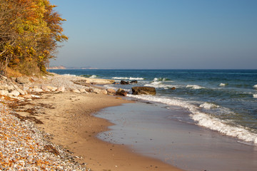 Wall Mural - Wellen rollen an einen einsamen Strand auf der Insel Mön