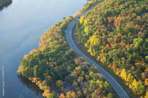 Plakat Widok z lotu ptaka wyginać się drogę wzdłuż rzeki mississippi w północnym Minnesota podczas jesieni
