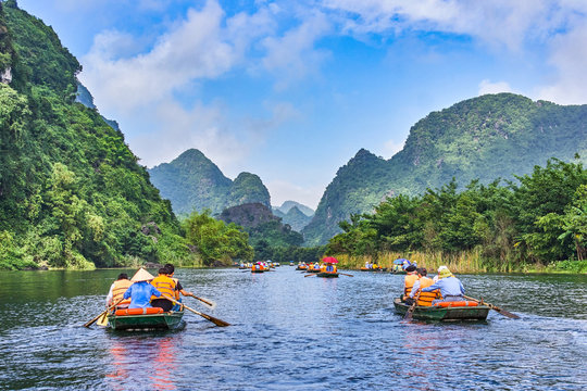 trang an rowboats with beautiful mountains view, ninh binh, vietnam