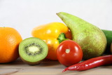 Fototapeta Kuchnia - Zdrowa żywność - owoce i warzywa na drwenianej podstawie i jasnym tle