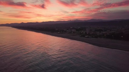 Wall Mural - Bellissimo tramonto sul Mare vicino la costa, vista aerea.