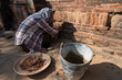 Restaurador trabajando para arreglar un muro de un templo en Bagan. Myanmar