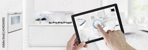 Fotografía smart home control concept hand touch digital tablet screen with interiors, livi