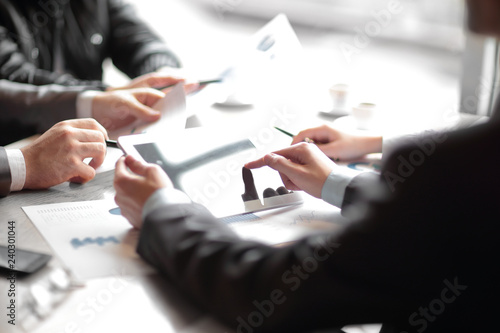 Fotografía close up.the businessman uses a digital tablet for his work