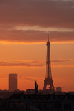 Fototapeta Paryż - tour eiffel paris france symbole matin soleil orange ciel visiter voyage voyager