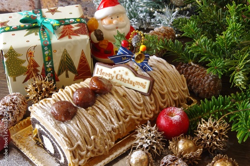 クリスマスケーキ ブッシュ ド ノエル マロンクリーム ロールケーキ クリスマスイメージ クリスマスイヴ Stock Photo Adobe Stock