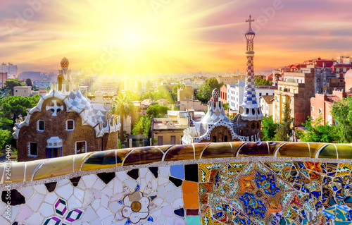 Fototapeta na szkło Wiosna zachód słońca Barcelona Gaudi mozaika na ławce