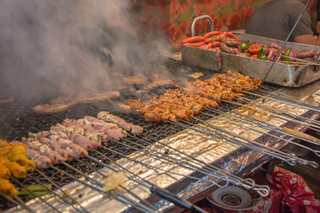 Wall Mural - Puesto de brochetas o pinchos morunos a la brasa con humo