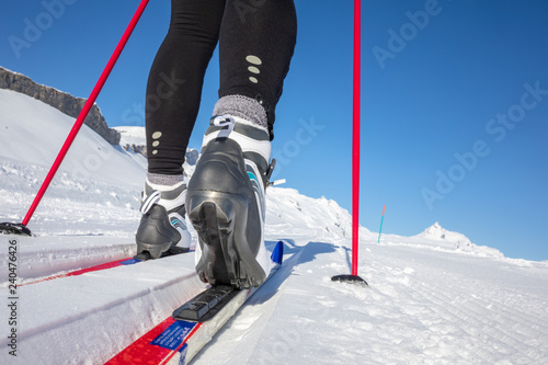 Fotografía Cross-country skiing: young woman cross-country skiing on a winter day (motion b