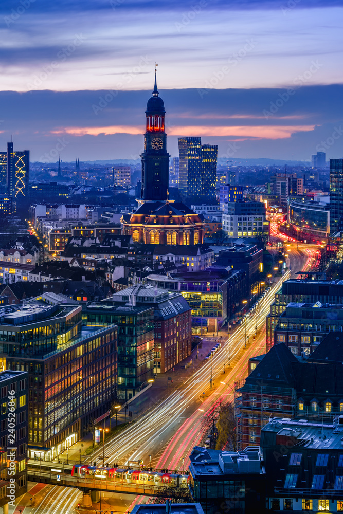 Aerial view of downtown Hamburg, Germany, at dusk. - obrazy, fototapety, plakaty 