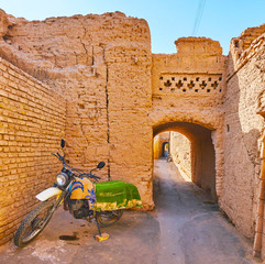 Canvas Print - Vintage bike in medieval street of Yazd, Iran