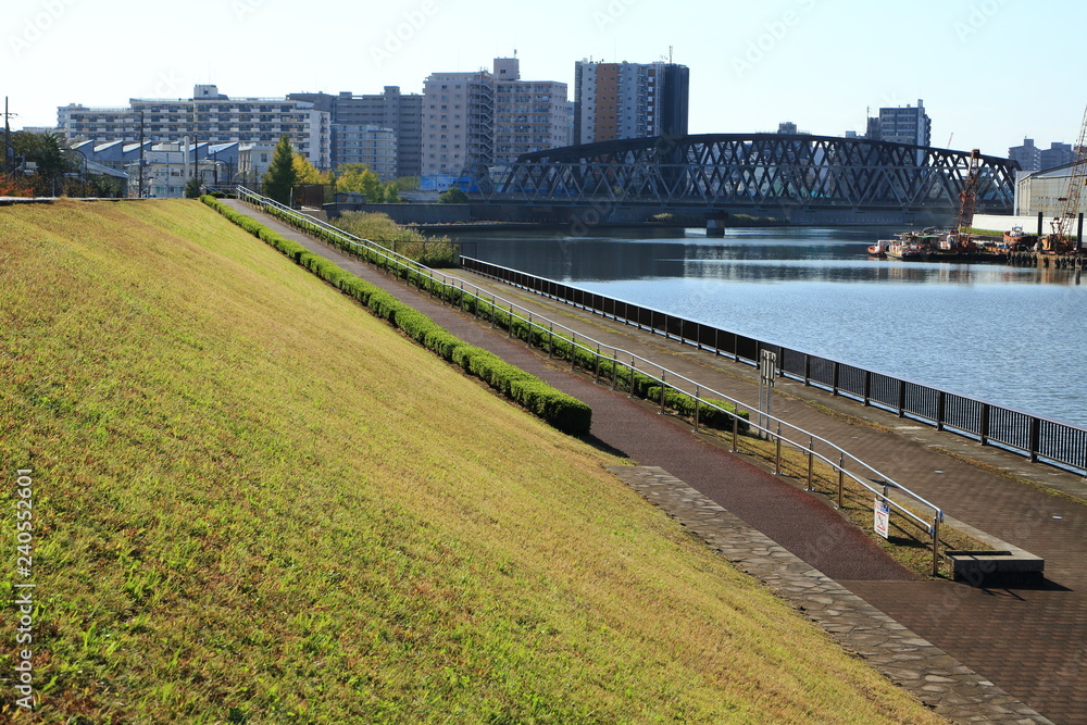 隅田川沿いの土手 Stock Photo | Adobe Stock