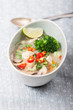 thailändische Tom Kha Gai Suppe in einer Schüssel