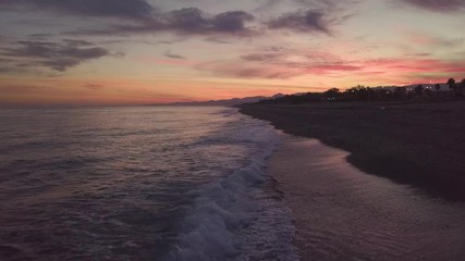 Wall Mural - Vista aerea di un tramonto rosso infuocato spettacolare in riva al mare calmo