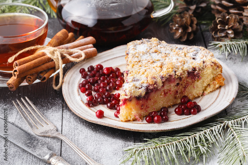 Zdjęcie XXL Bożenarodzeniowy owoc tort, pudding na bielu talerzu. Świąteczne dekoracje