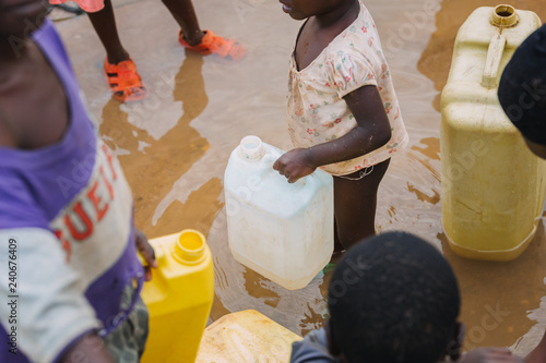 Fotografía Children fetching water in Uganda, Africa