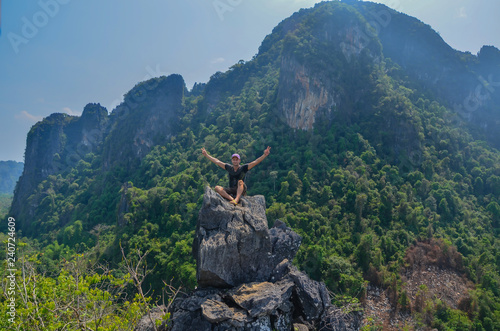 Fotografía Achievement, man on a mountain top with rised arms!