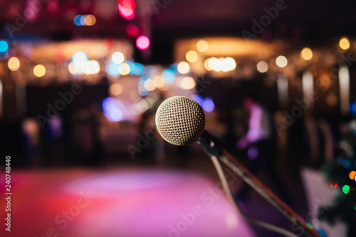 Plakat mikrofon na scenie