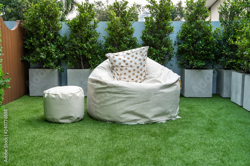 Fotografía Seating in the garden on the balcony, is a recreation place.
