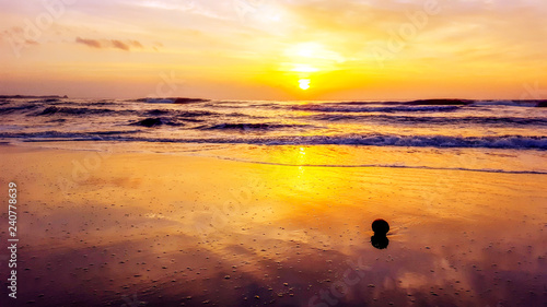 Obraz na płótnie Wschód słońca nad plażą