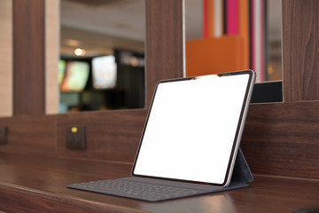 Mockup blank screen tablet in office