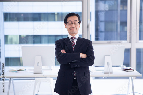 腕組みをしたスーツの男性社員のポートレート Stock Photo Adobe Stock 腕組みをしたスーツの男性社員のポートレート Stock Photo Adobe Stock
