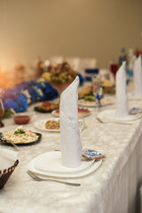 Wall Mural - wedding decor of white flowers on the table of the bride and groom in the restaurant