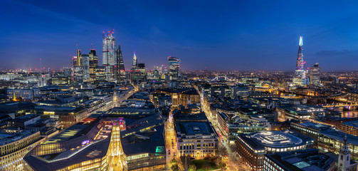 Fototapete - Panorama der beleuchteten Skyline von London am Abend: von der City bis zur Tower Brücke
