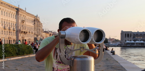 Fotografie, Obraz Turista che ammira il panorama col binocolo