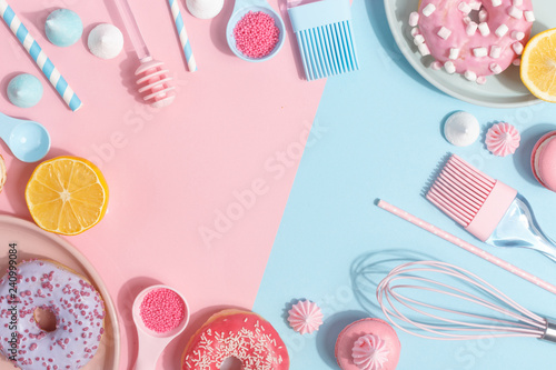 Cuadros en Lienzo Kitchen utensils and tools, pastries and sweets on a pink and blue background