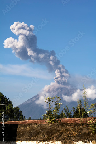 Plakat Wygląd cloresera na erupcję wulkanu Fuego zabrał 30 listopada 2018 roku