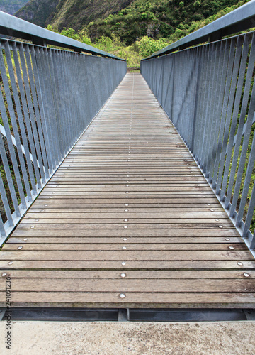 Plakat most metalowy przekraczający rzekę