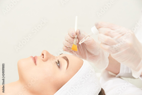 Fotografía Young woman cleaning face skin in salon