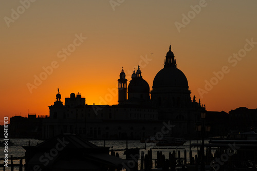 Plakat sylwetka bazyliki Santa Maria della Salute o zachodzie słońca w Wenecji