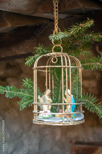 Crèche De Noël Dans Une Cage à Oiseaux Buy This Stock